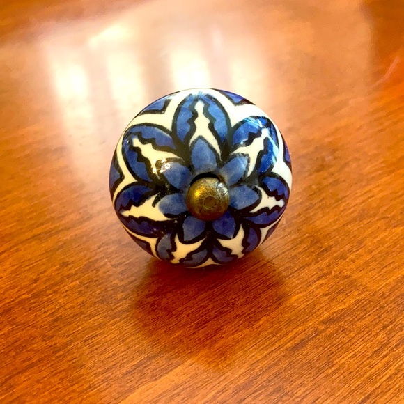 20 blue and white ceramic cabinetry knobs - Picture 3 of 4